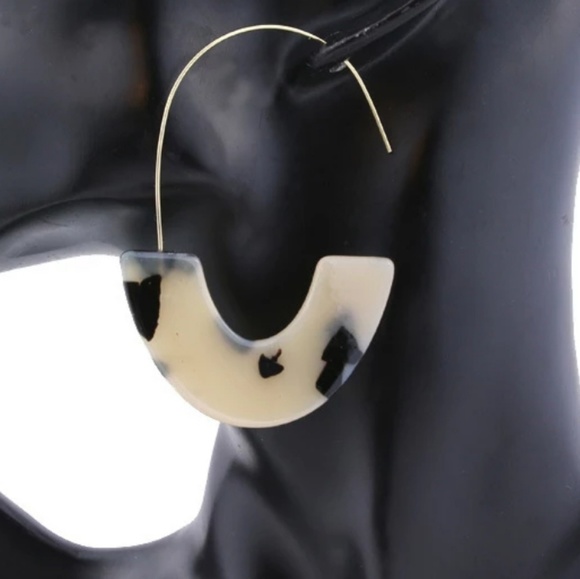 Earings - Picture 1 of 2